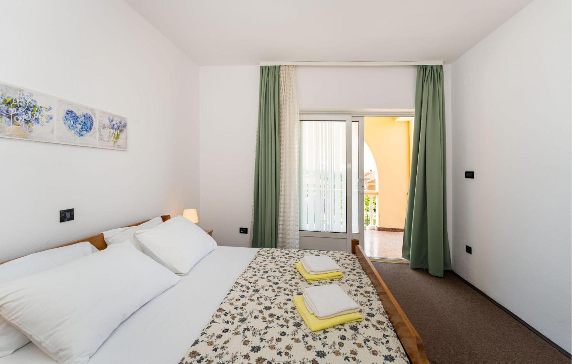 Beautiful Apartment In Galovac With Kitchen Eksteriør billede